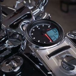 koso HD-05 kilométeróra / fordulatszámmérő fekete - 04-10 Softail/ 2004-2013 FLHR/ 04-11 FXD