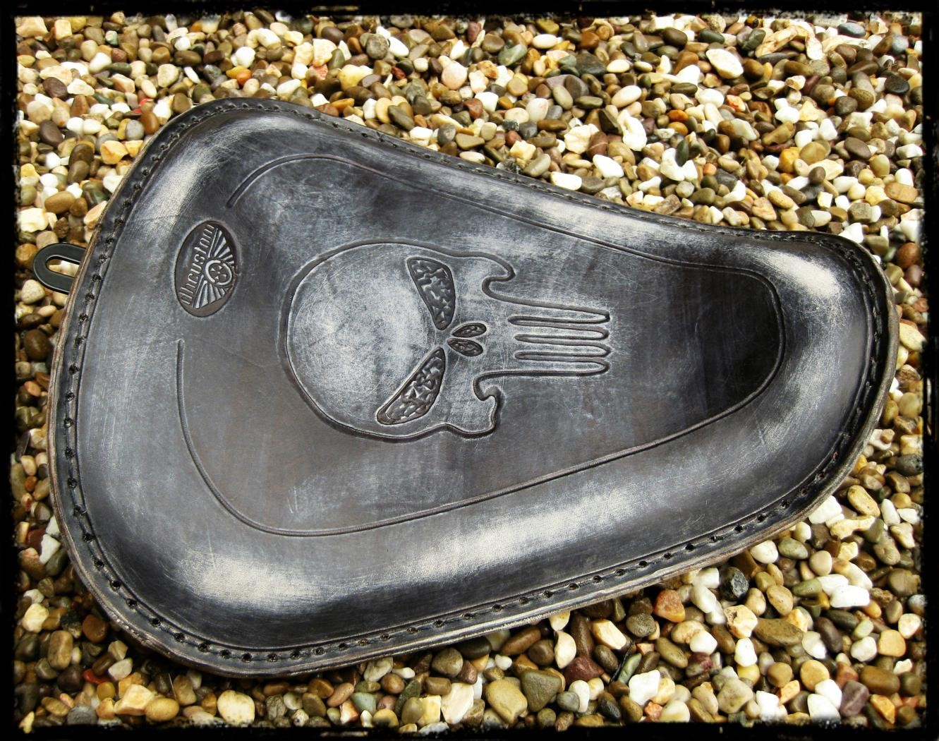 dhcustom up skull fekete szóló nyereg - 10-22 Sportster