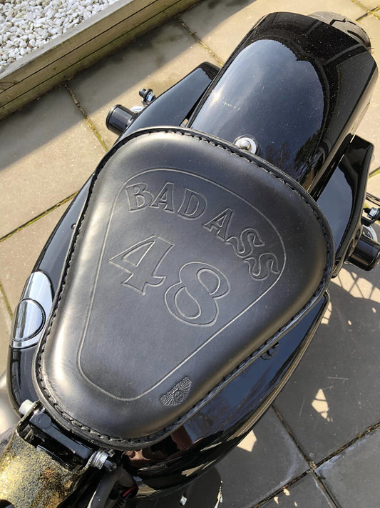 dhcustom bad ass szóló nyereg - 10-22 Sportster