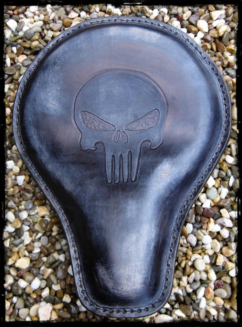 dhcustom fekete old skull szóló nyereg medium - univerzális