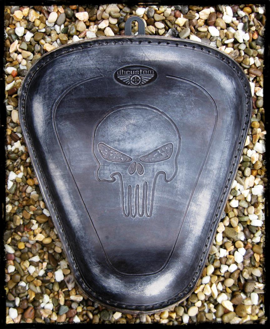 dhcustom up skull fekete szóló nyereg - 10-22 Sportster