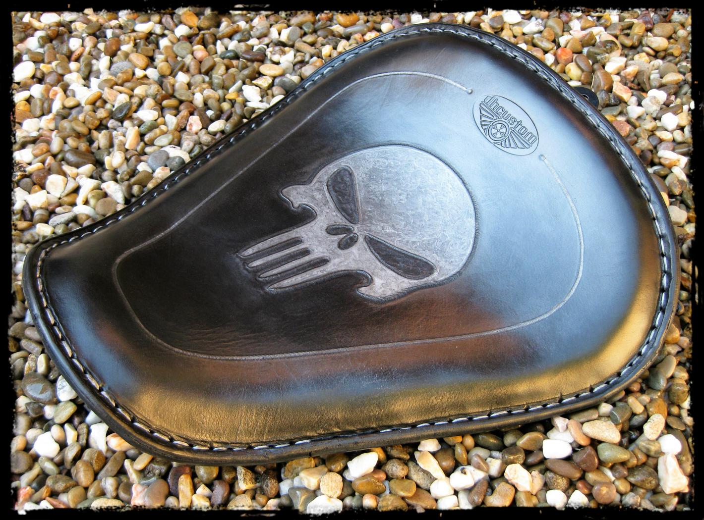 dhcustom up skull szóló nyereg - 10-22 Sportster