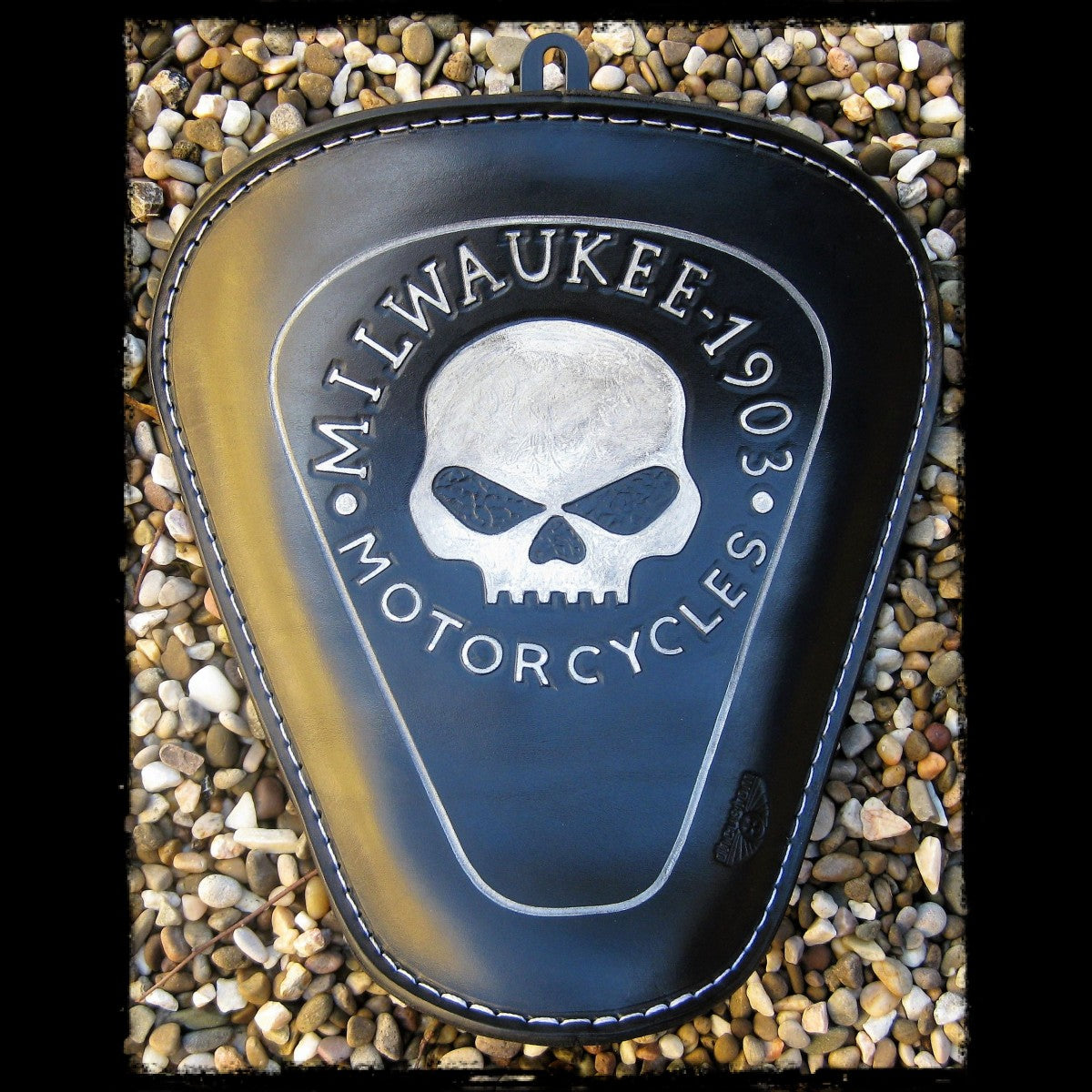 dhcustom milwaukee 1903 skull fekete szóló nyereg - 10-22 Sportster