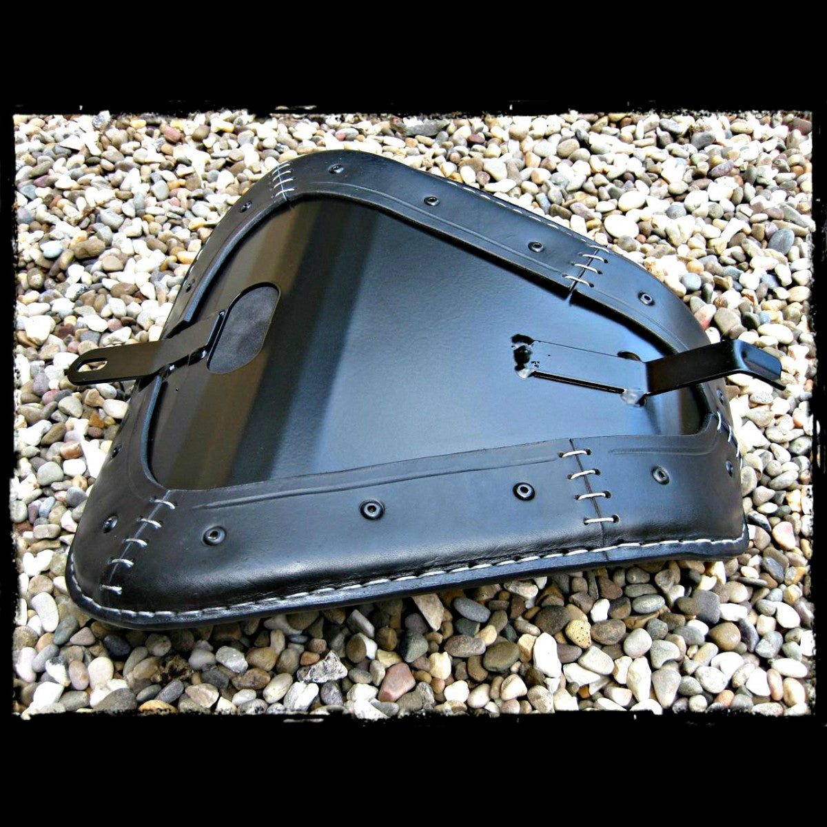 dhcustom milwaukee 1903 skull fekete szóló nyereg - 10-22 Sportster