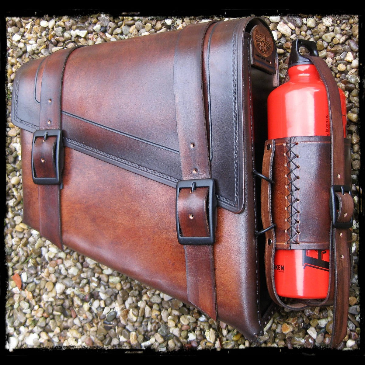 dhcustom vintage sötét bőr oldaltáska with üzemanyag bottle
